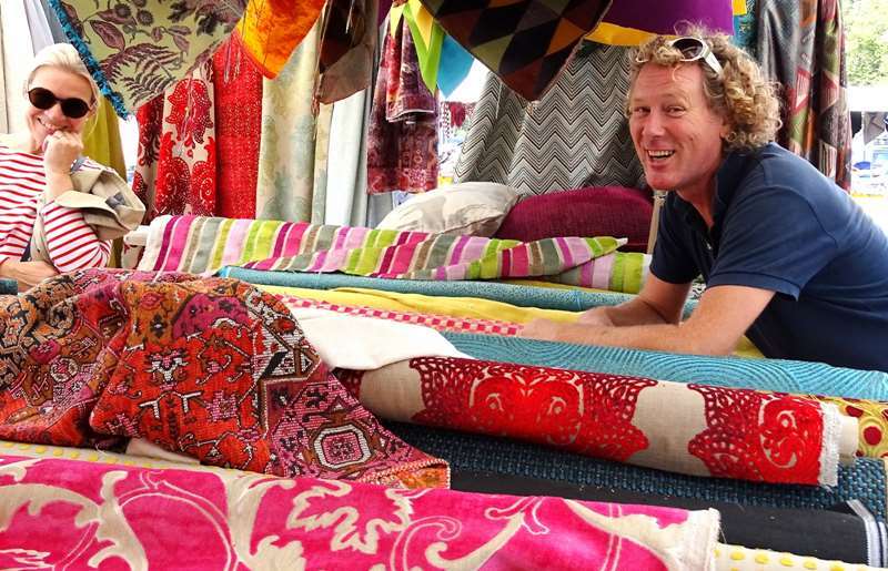 Viel Erfolg beim Wühlen auf dem Troisdorfer Stoff- und Tuchmarkt.