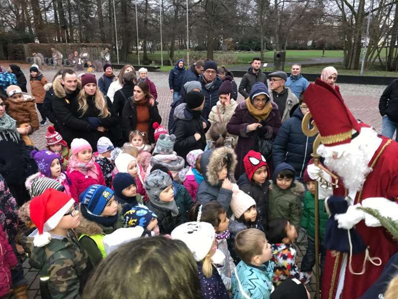Der Nikolaus begrüßte die Familien aus Friedrich-Wilhelms-Hütte, dem Quartier in Bewegung.