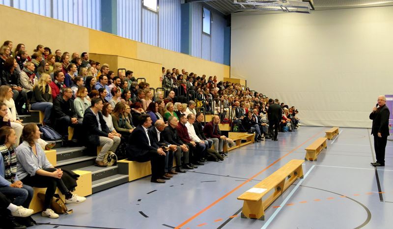 Lehrerinnen und Lehrer auf der Schulbank: Bürgermeister Klaus-Werner Jablonski eröffnete den Digitalkongress.
