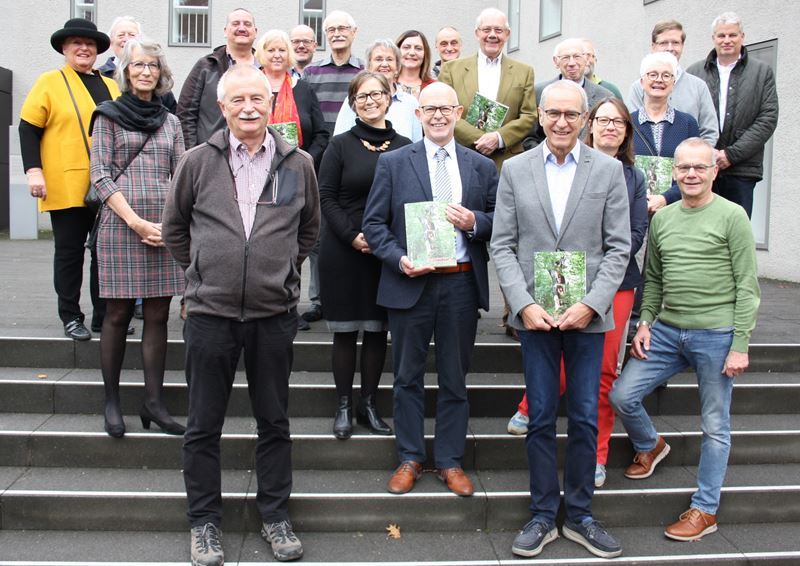 Freude über die Neuerscheinung: Autorinnen und Autoren des Troisdorfer Jahreshefts.