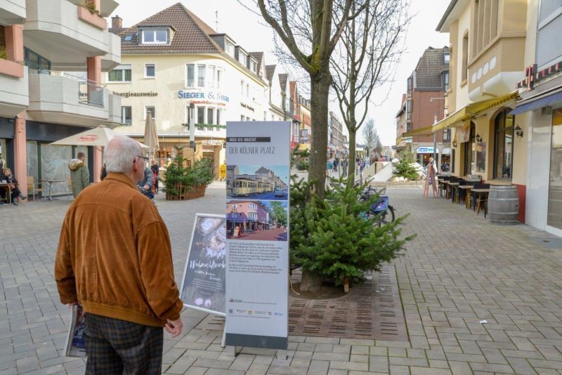 Neue Stelen in der Fußgängerzone weisen auf deren Entwicklung hin.