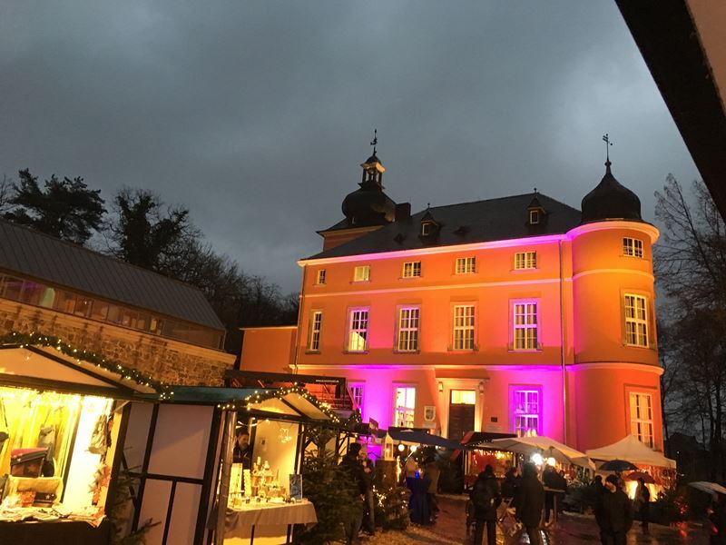 Eine ganz besondere Atmosphäre beim Weihnachtsmarkt auf Burg Wissem.
