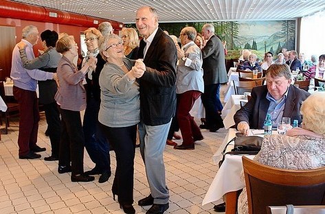 Viel Vergnügen im Senioren-Tanzcafé!