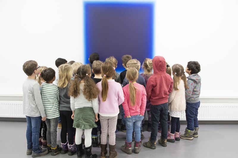 Einfach nur blau? Die Kita-Kinder bei der intensiven Betrachtung einer Farbstudie.