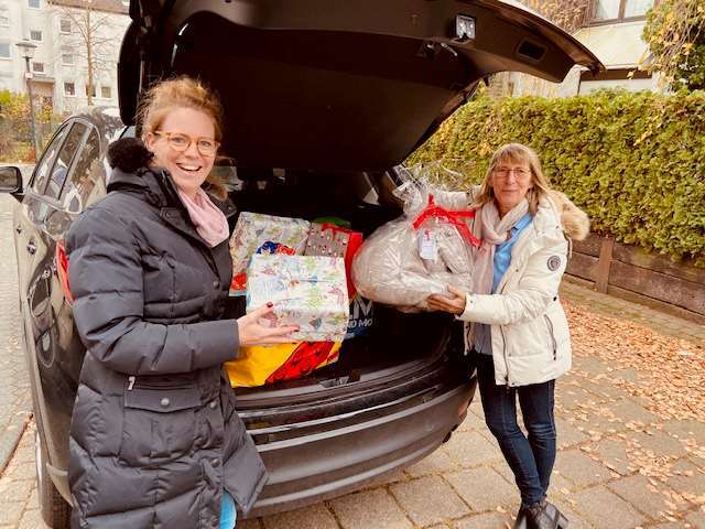 Ein Kofferraum voller Geschenke für 60 Kinder.