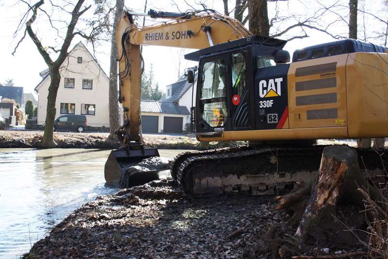 Eine Firma entschlammt den Burggraben der Burg Wissem.