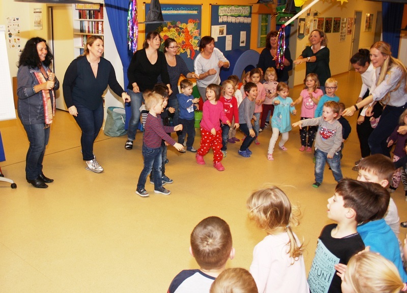 Die Kinder tanzten, v.l. Professorin Renate Zimmer und Kita-Leiterin Sophia Horst.