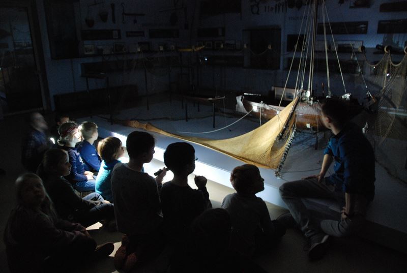 Kinder nachts im Fischereimuseum. Foto: Karen Lerch.