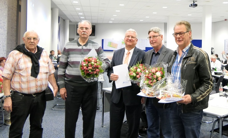 Abschied in der Ratssitzung: v.l. die bisherigen Ortsvorsteher Alfons Bogolowski und Karl-Heinz Stocksiefen, Bürgermeister Klaus-Werner Jablonski, Peter Lohr und Guido Menzenbach.