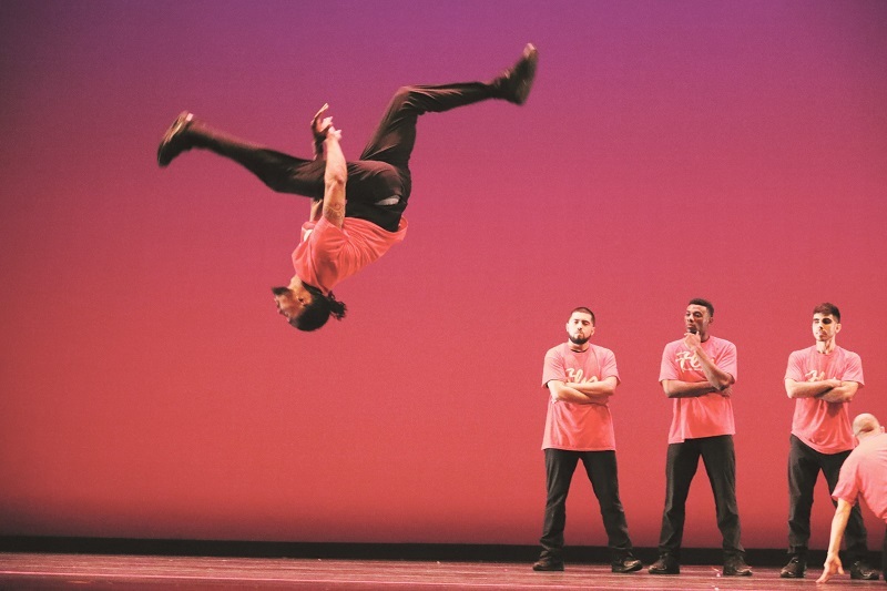 Szene aus dem Showprogramm der FLY Dance Company. Foto: Miller photos.