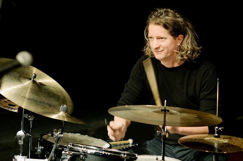 Schlagzeuger Jens Düppe spielt im Kunsthaus. Foto: Gerhard Richter.