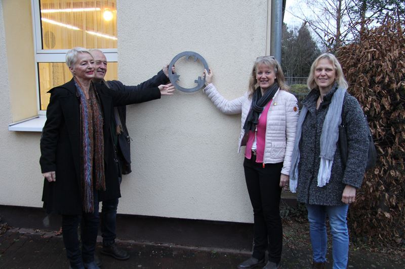 Das Zeichen ziert jetzt eine Hauswand der Janosch Grundschule.