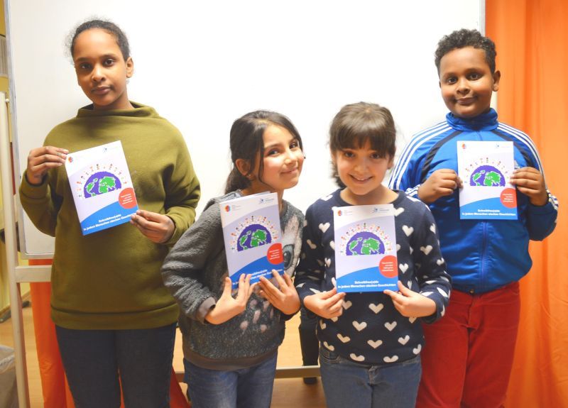 Die jungen Autorinnen und Autoren mit ihrer Broschüre.
