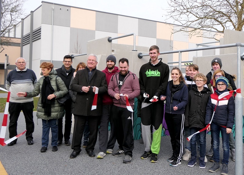 Die sanierte Dreifachsporthalle in Sieglar wurde eröffnet.