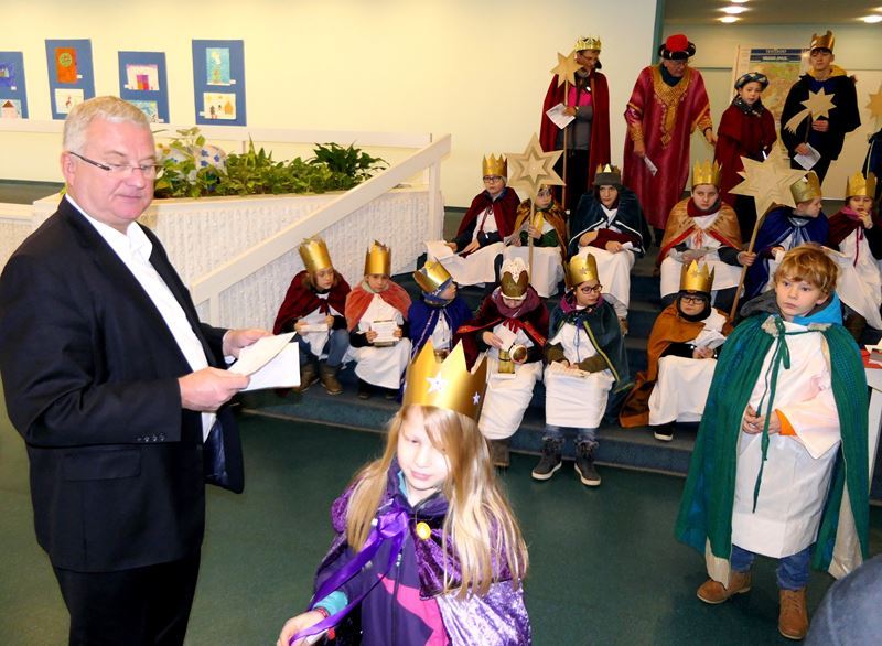 Bürgermeister Klaus-Werner Jablonski begrüßte die Sternsinger im Rathaus.
