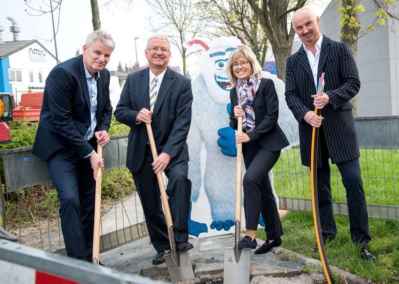 Bürgermeister Klaus-Werner Jablonski (2.v.l.) und Andrea Vogt starteten den Ausbau mit JETI.
