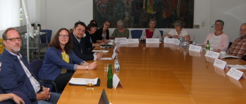 Jugendamtsleiter Dr. Markus Wüst, Landtagsabgeordnete Katharina Gebauer und Jugendhilfeausschussvorsitzender Alexander Biber besuchten die Sitzung des Arbeitskreises Frühe Hilfen.