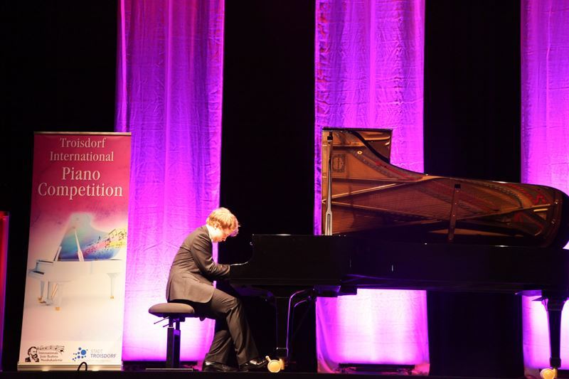 Einer der jungen Pianisten bei einem der Wettbewerbe in Troisdorf.