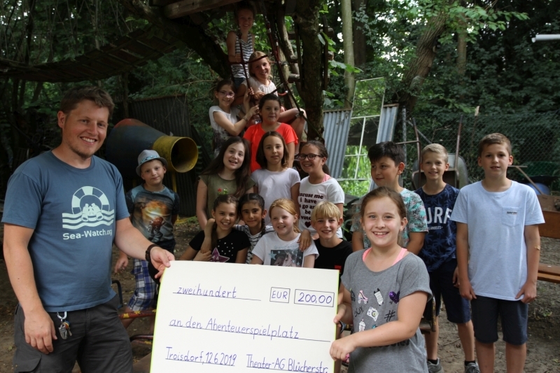 Übergabe eines symbolischen Schecks an den Abenteuerspielplatz. (Foto: KGS Blücherstraße)