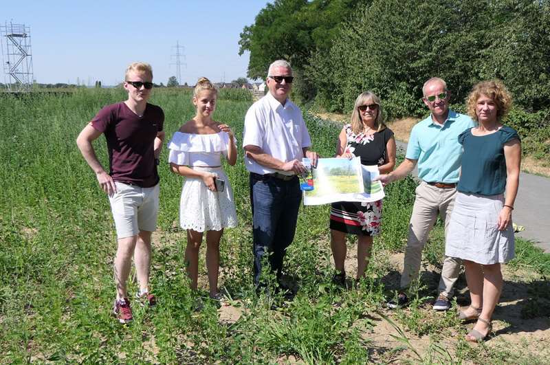 Bürgermeister Klaus-Werner Jablonski (M.) freut sich auf die zukünftige Baumwiese.