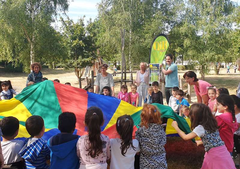 Kita in Bewegung, hinten v.l. Erzieherin Irmgard Ley, Britta Samanns vom Stadtteilhaus und Holger Kosel von kivi e.V.
