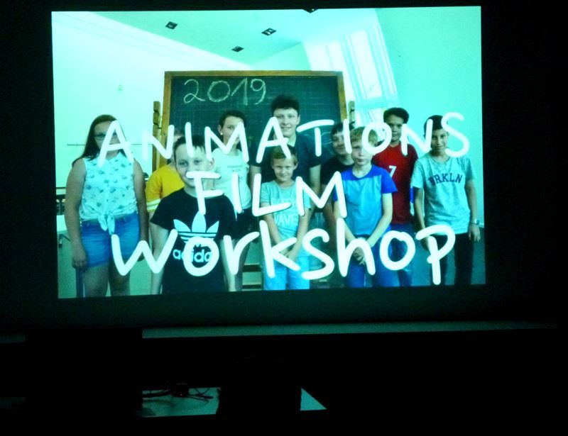 Die jungen Filmschaffenden stellten ihre Trickfilme und sich selbst auf der Leinwand vor.