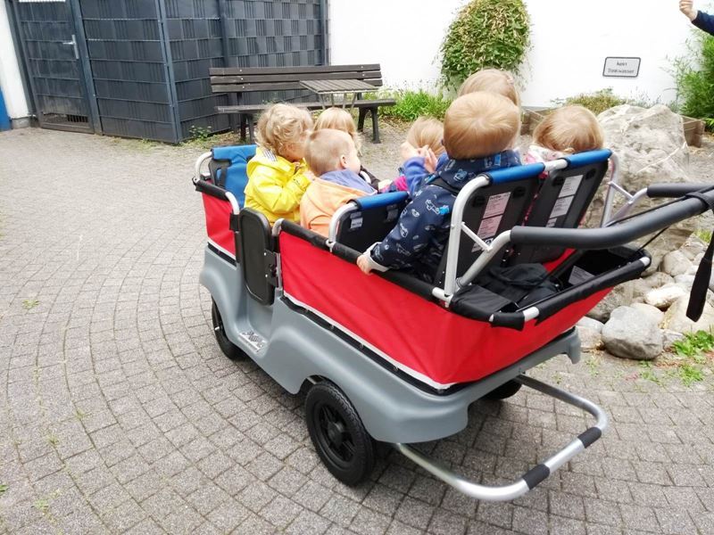 Die Pänz in ihrem Kleinbus.