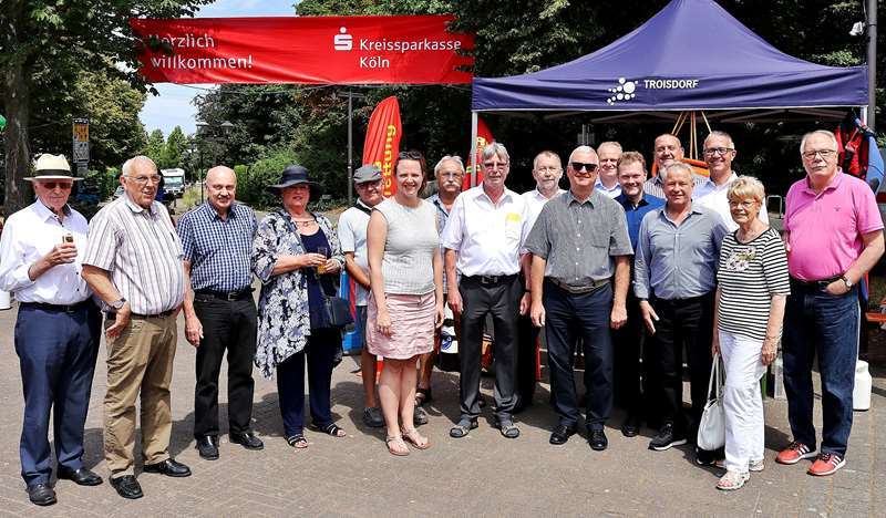 Vergnügtes Fest: Bürgermeister Klaus-Werner Jablonski und Ortsvorsteher Peter Lohr (Mitte) mit zahlreichen Ehrengästen.