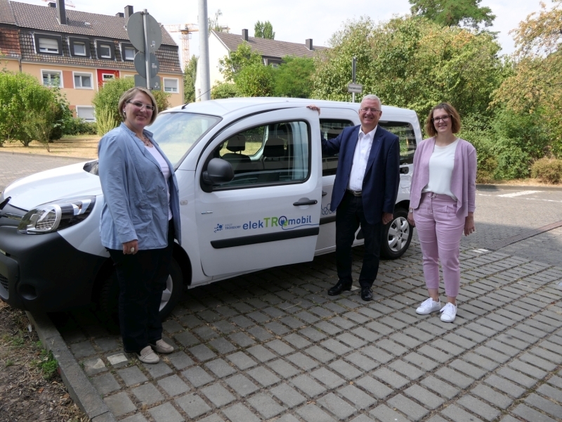 Bürgermeister Klaus-Werner Jablonski mit Hauptamtsleiterin Sandra Hildebrandt (l.) und Verwaltungsmitarbeiterin Anna Mermet.