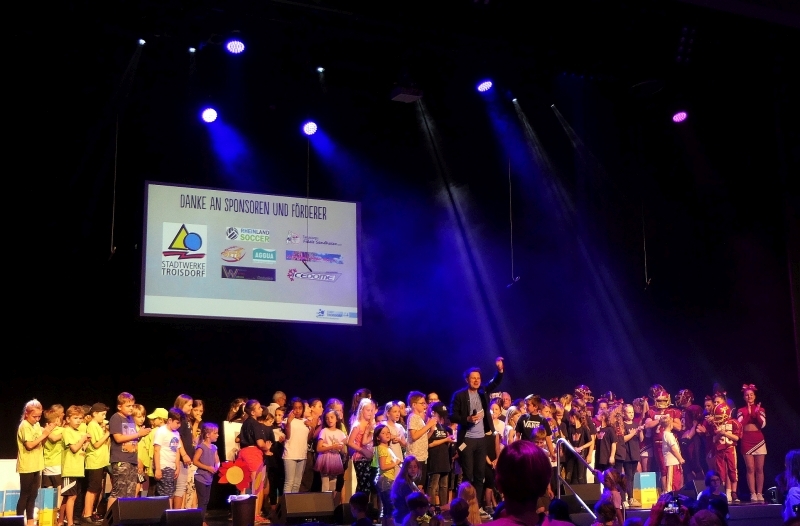 Kinder aller zwölf Grundschulen und viele Vereine machten mit.