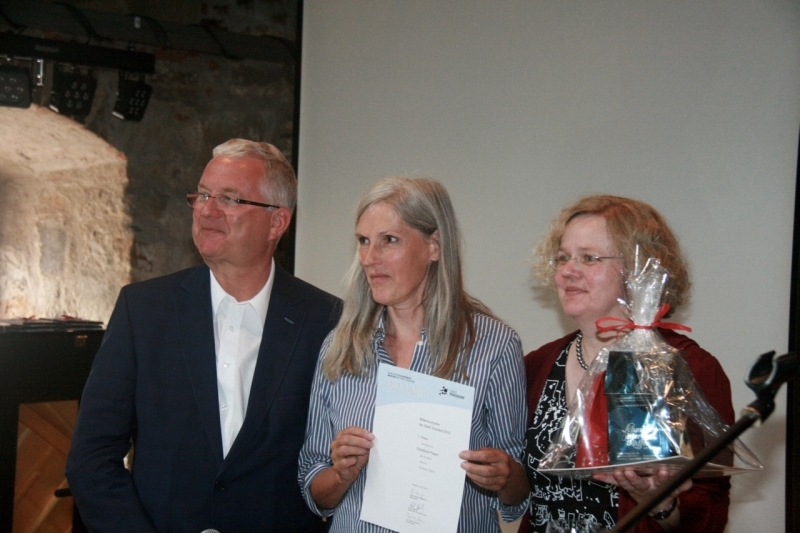 Bürgermeister Klaus-Werner Jablonski und Museumsleiterin Dr. Pauline Liesen mit Preisträgerin Christiane Pieper.