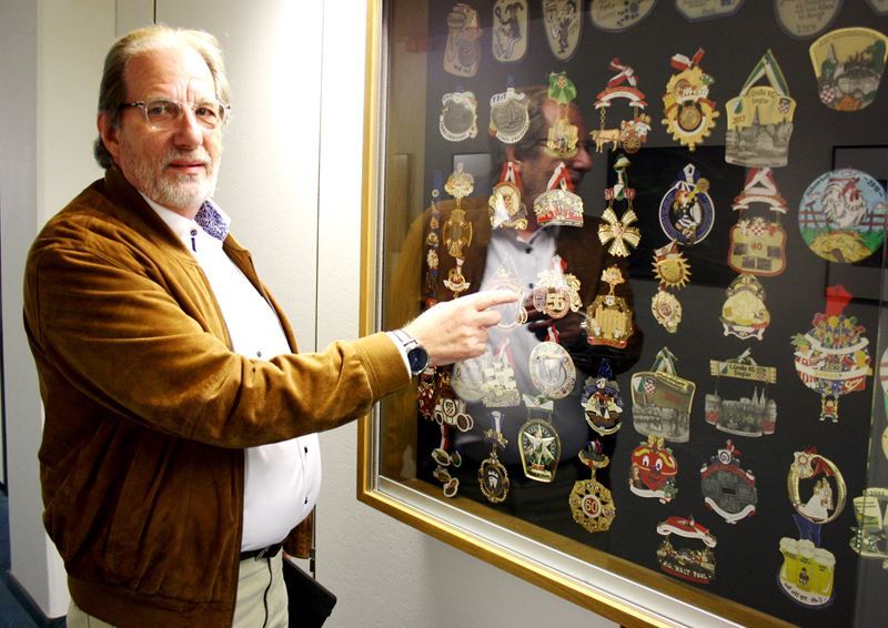 Hans Dahl beim Interview vor der Ordensammlung im Troisdorfer Rathaus.