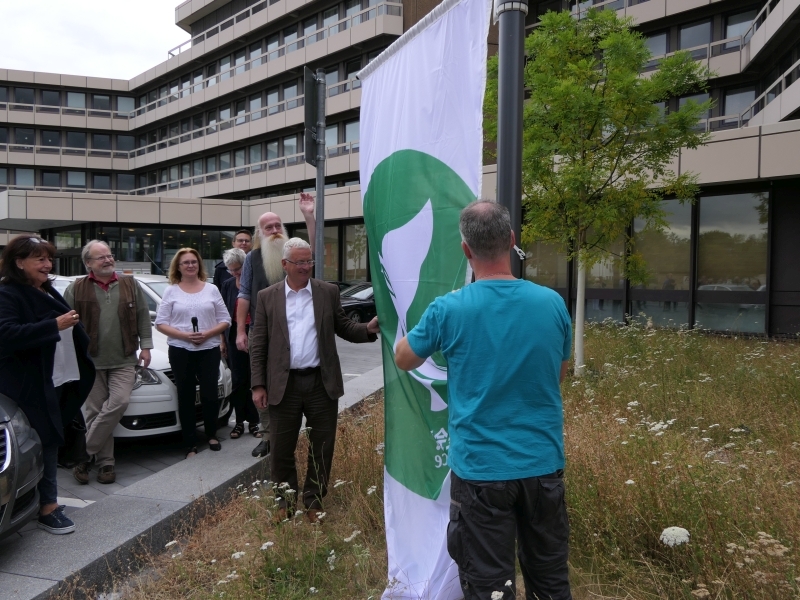 Bürgermeister Jablonski und die Flagge Mayors for Peace.