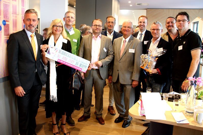 Bürgermeister Klaus-Werner Jablonski (Mitte) mit zahlreichen Gästen im neuen Bahnhof.