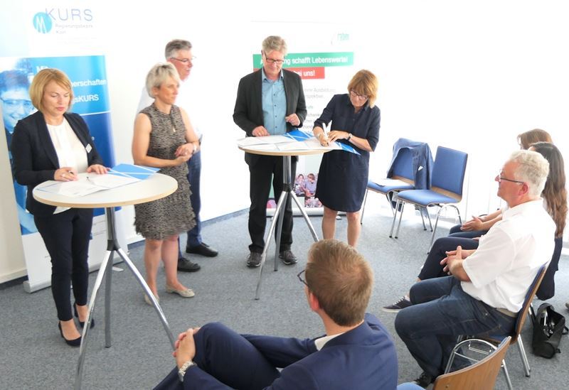 Bürgermeister Jablonski (rechts sitzend) unterstützte die Kooperation.