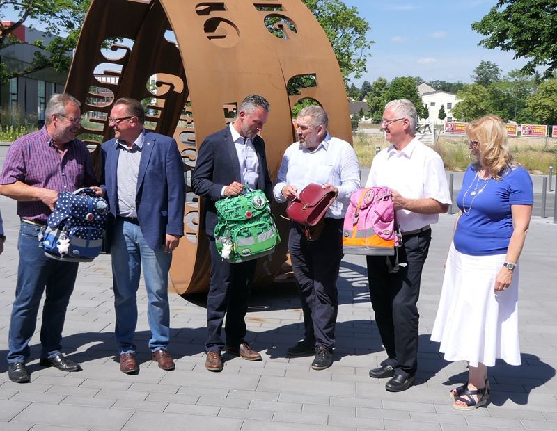 Freuten sich über die erfolgreiche Aktion: v.r. Ulrike Hanke, Bürgermeister Klaus-Werner Jablonski, Dietmar Bär, Holger Hürten, Eric Schütz und Frank Krämer (Sozialamt).