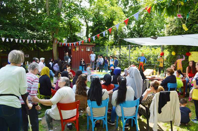 Einen entspannten Tag im Sonnenschein verbrachten die zahlreichen Gäste beim Tag der offenen Tür im Mehrgenerationenhaus.