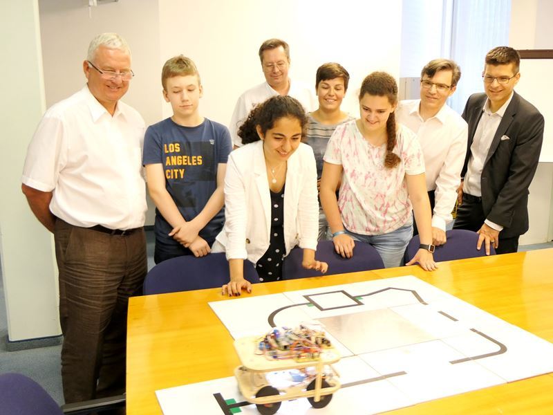 Schüler des Sieglarer Gymnasiums stellten ihren Roboter vor.