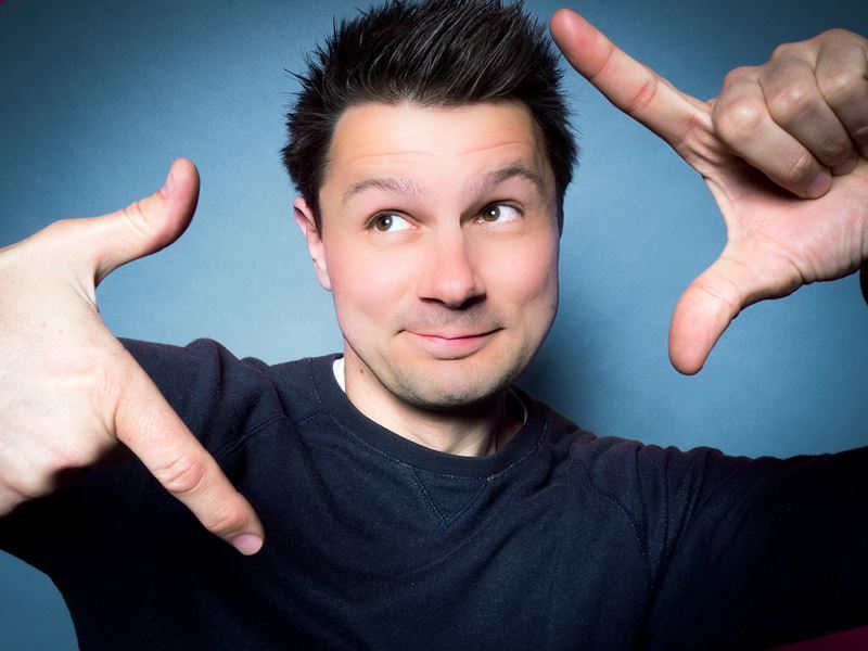 KiKA-Moderator André Gatzke führt durch die Troisdorfer Spiele-Show.