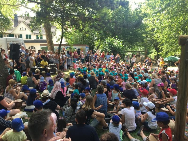 Trommelzauber mit vielen Kindern.