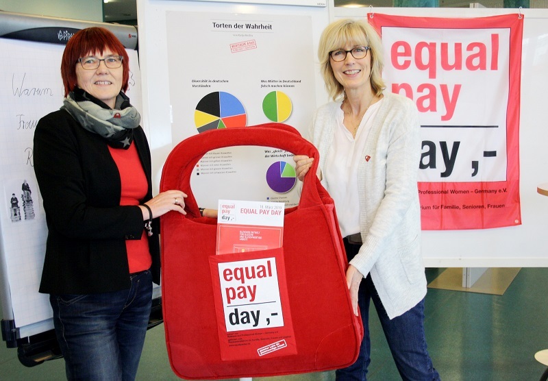 Präsentation zum Equal Pay Day: Gleichstellungsbeauftragte Karin Lapke-Fernholz (links) und Petra Römer-Westarp.