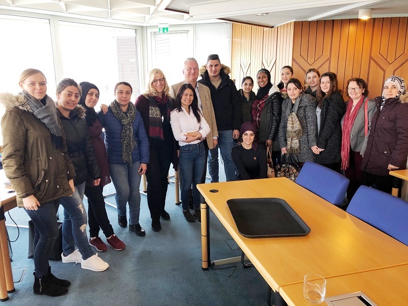 Aus einem Integrationskurs zu Gast im Rathaus, begrüßt von Ulrike Hanke und Bürgermeister Klaus-Werner Jablonski (Mitte).