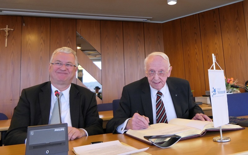 Kurt P. Schneider und Bürgermeister Klaus-Werner Jablonski