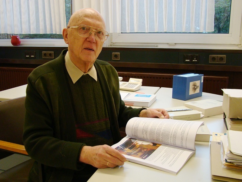 Matthias Dederichs bei seiner Arbeit im Stadtarchiv