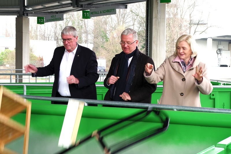 v.li.: Landrat Sebastian Schuster, Bürgermeister Klaus-Werner Jablonski, Ludgera Decking