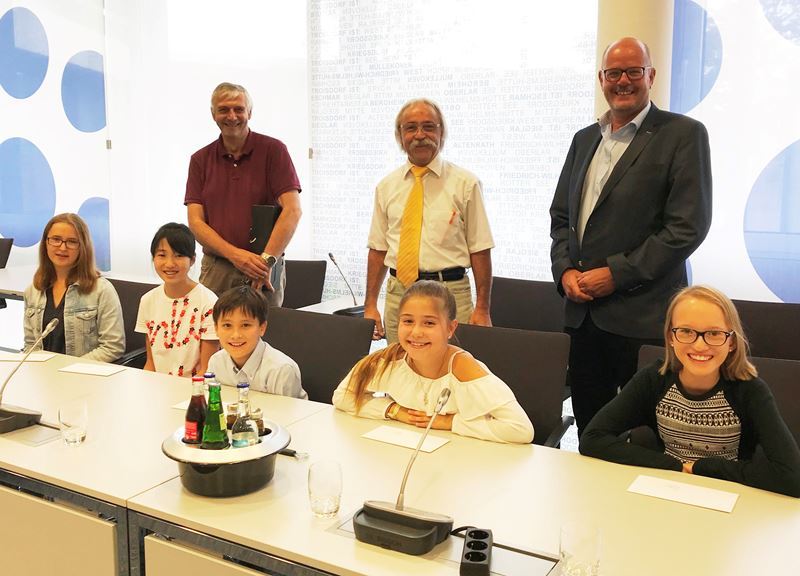 Erste Gratulation 2018: vorne v.l. Katja Stellmacher, Jenny Liang (2019 nicht mehr dabei), Cedric Hiller, Eleni-Ece Arslan, Kerstin Draken, dahinter v.l. Karel Walravens, Horst-Peter Jung, Vorsitzender des Kulturausschusses, und Kulturdezernent Horst Wende.