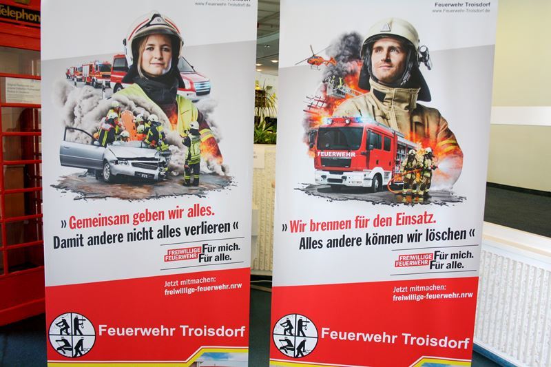 Plakate der Troisdorfer Feuerwehr im Foyer des Rathauses