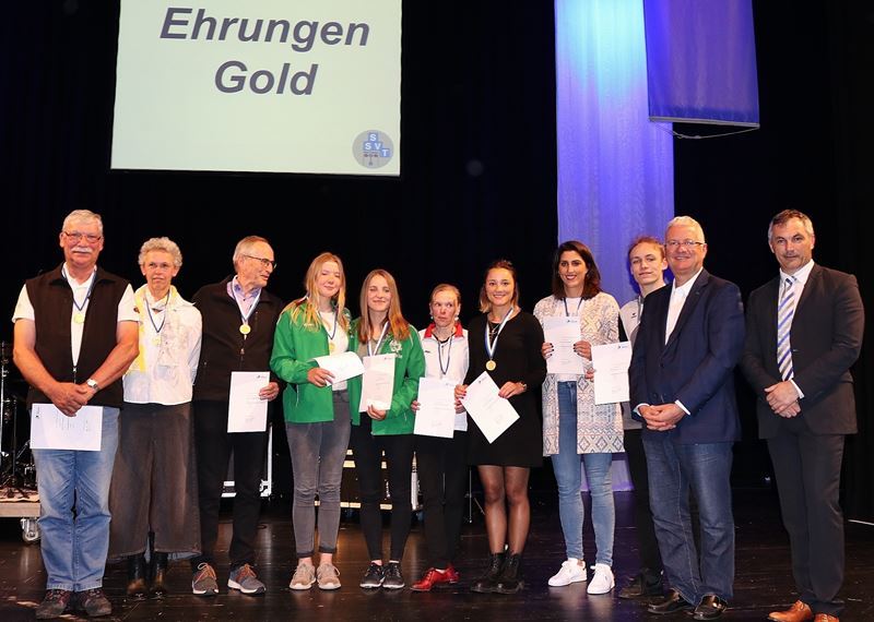 von rechts: Dirk-Ulrich Lauer (SSVT) und Bürgermeister Klaus-Werner Jablonski ehrten Trägerinnen und Träger von Goldmedaillen.