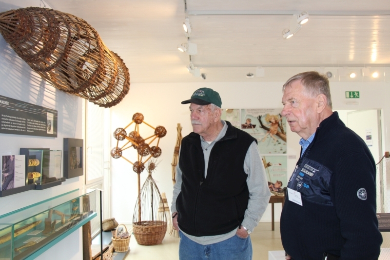 Bob Engels bei einer Führung im Fischereimuseum mit Dirk Ortmann (rechts)