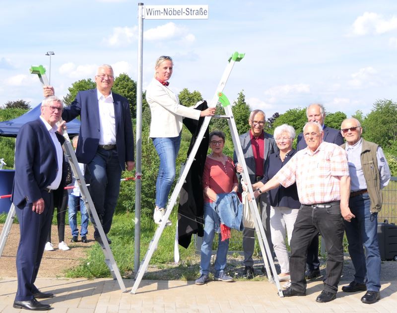 Die Tochter von Wim Nöbel, Anne, enthüllte das Straßenschild.